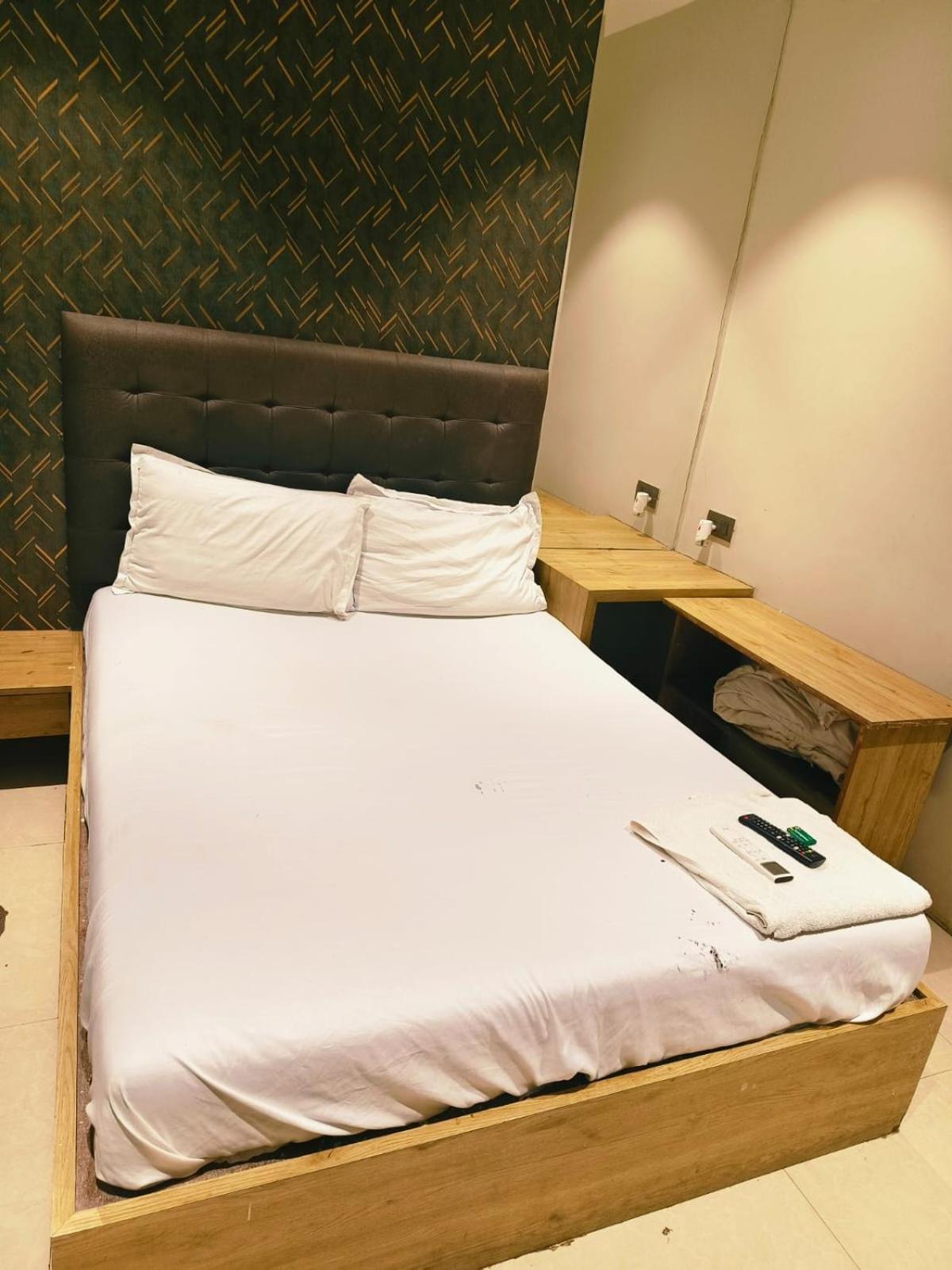 Hotel Sunrise Residency Мумбаи Экстерьер фото